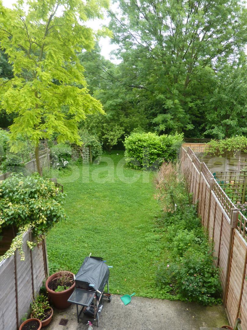 			MUST SEE !!!, 4 Bedroom, 1 bath, 1 reception Flat			 Stapleton Hall Road, FINSBURY PARK N4